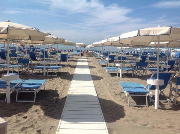 Hotel Delfino Marina Di Carrara Ngoại thất bức ảnh