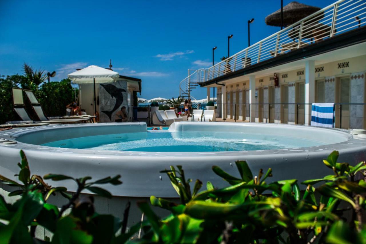 Hotel Delfino Marina Di Carrara Ngoại thất bức ảnh