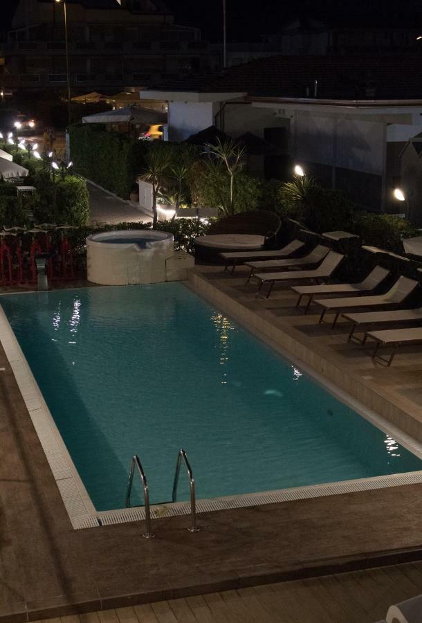 Hotel Delfino Marina Di Carrara Ngoại thất bức ảnh